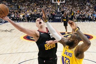 Jokic (à gauche) et les Nuggets mènent 3-0 face aux Lakers de LeBron James KEYSTONE/AP/Jack Dempsey
